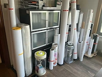 Partij moderne opbergkasten en vitrinekasten met glazen deuren en lades – donker houtdecor - afbeelding 2 van  3