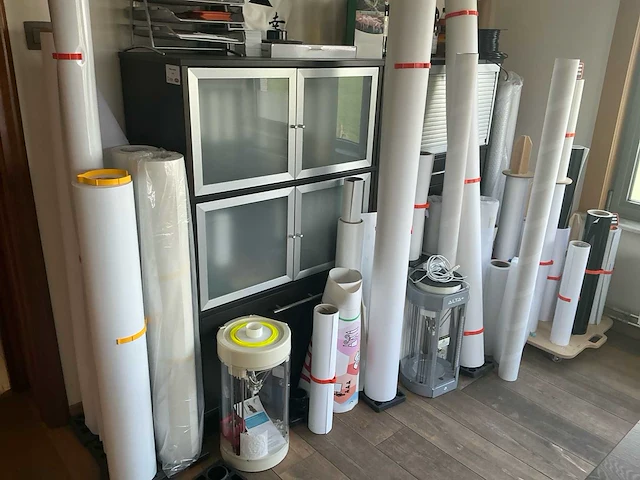 Partij moderne opbergkasten en vitrinekasten met glazen deuren en lades – donker houtdecor - afbeelding 2 van  3