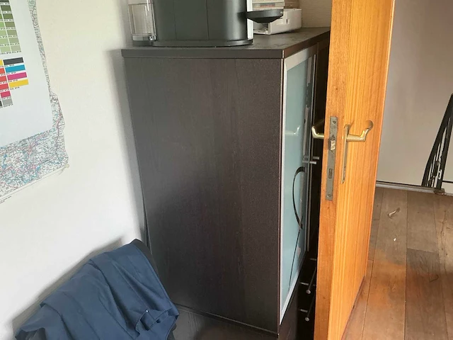 Partij moderne opbergkasten en vitrinekasten met glazen deuren en lades – donker houtdecor - afbeelding 3 van  3