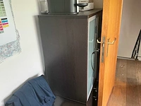Partij moderne opbergkasten en vitrinekasten met glazen deuren en lades – donker houtdecor - afbeelding 3 van  3