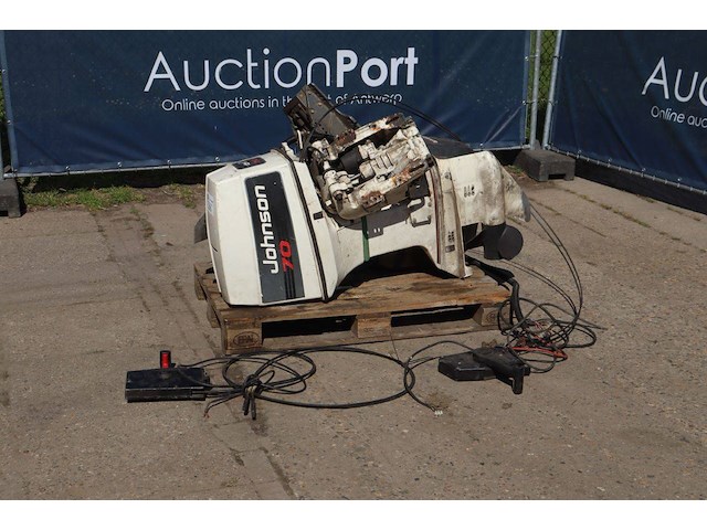 Partij motoren en uitrusting voor speedboot - afbeelding 1 van  1