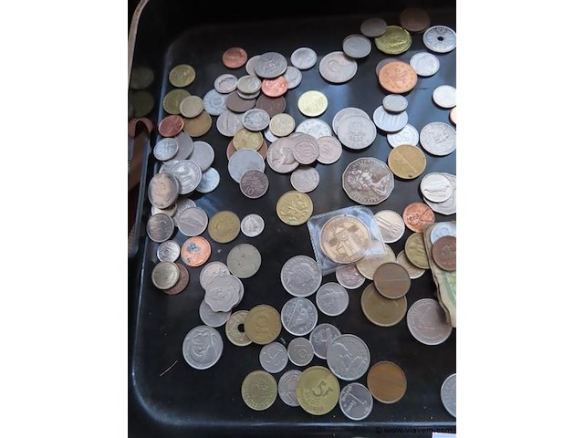 Partij munten in schaal - afbeelding 2 van  3