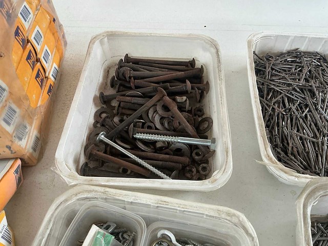 Partij nagels en bouten - afbeelding 2 van  11