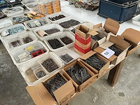 Partij nagels en bouten - afbeelding 1 van  11