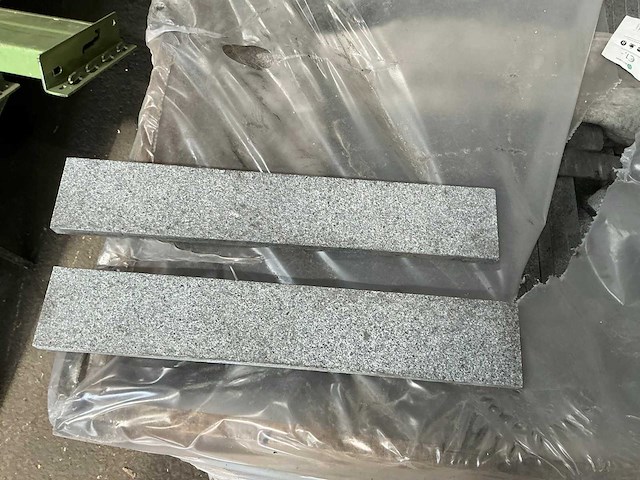 Partij natuursteen plinten ca 500 stuks ca 200 lm - afbeelding 1 van  5