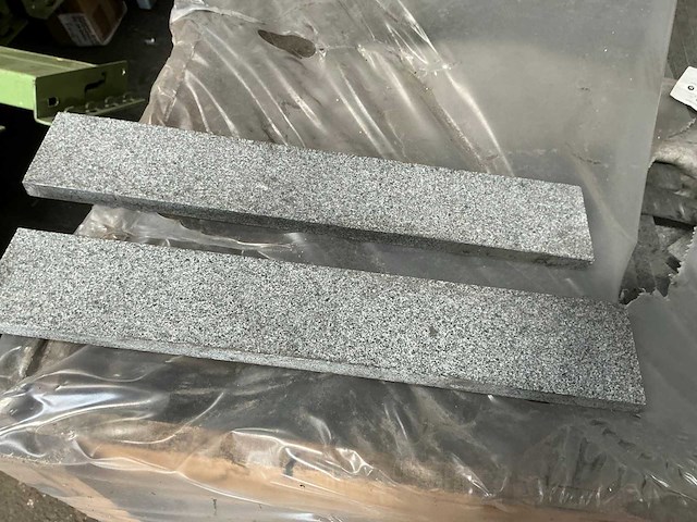 Partij natuursteen plinten ca 500 stuks ca 200 lm - afbeelding 2 van  5