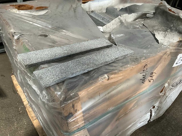 Partij natuursteen plinten ca 500 stuks ca 200 lm - afbeelding 3 van  5