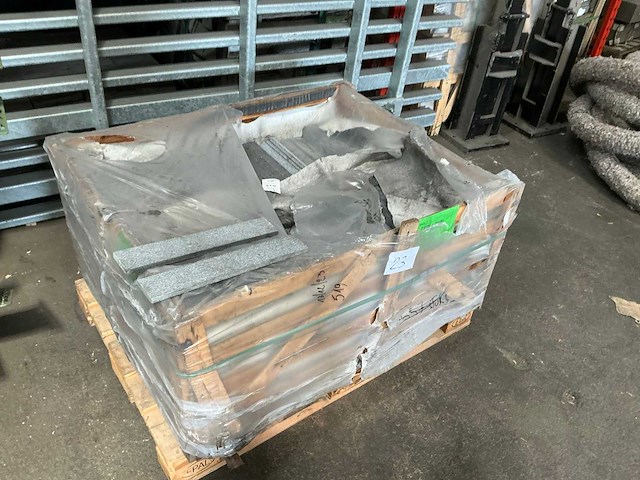 Partij natuursteen plinten ca 500 stuks ca 200 lm - afbeelding 5 van  5