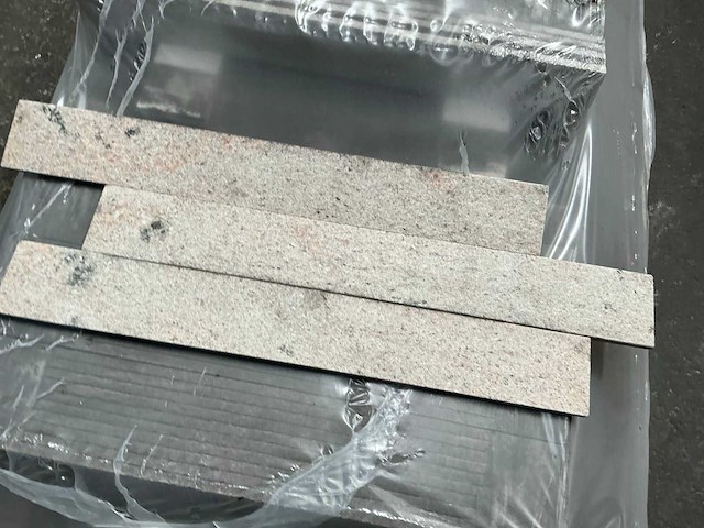 Partij natuursteen plinten - afbeelding 2 van  4
