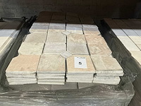 Partij natuursteen tegels