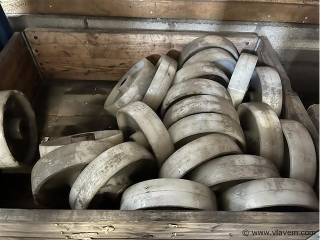 Partij nylon wielen met palletrand - afbeelding 1 van  3