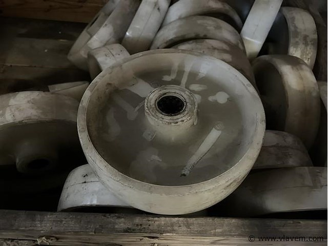Partij nylon wielen met palletrand - afbeelding 2 van  3