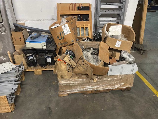 Partij onderdelen voor jacuzzi - afbeelding 1 van  7