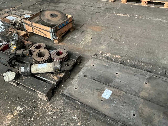 Partij onderdelen - afbeelding 2 van  9