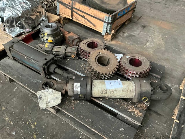 Partij onderdelen - afbeelding 4 van  9