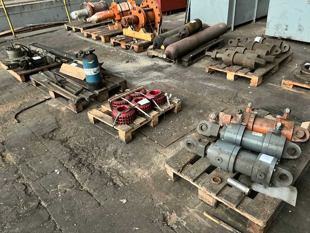 Partij onderdelen - afbeelding 1 van  7