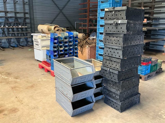 Partij opbergbakken overige garage gereedschap - afbeelding 1 van  1