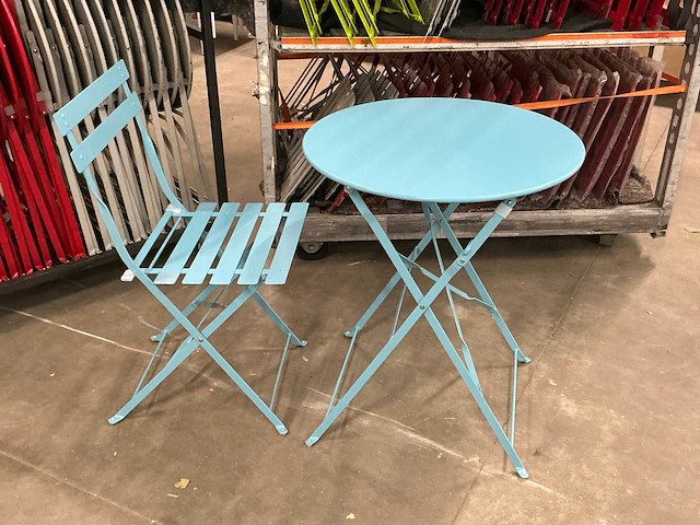 Partij opklapbare bistrostoelen en bistrotafels - afbeelding 1 van  5