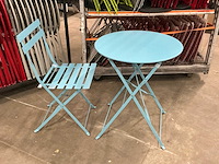 Partij opklapbare bistrostoelen en bistrotafels - afbeelding 1 van  5