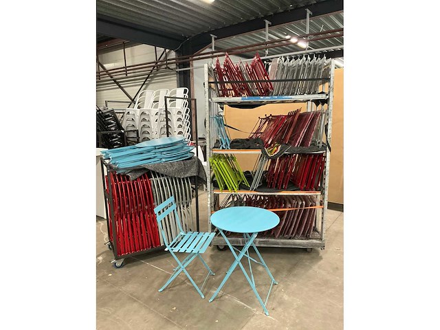 Partij opklapbare bistrostoelen en bistrotafels - afbeelding 2 van  5