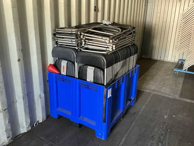 Partij opklapbare stoelen - afbeelding 1 van  3