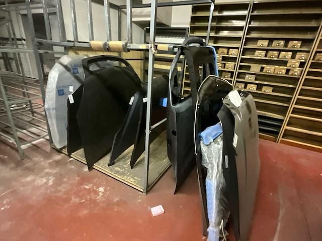 Partij originele carrosseriedelen: portieren en achterklep, diverse modellen - afbeelding 1 van  10