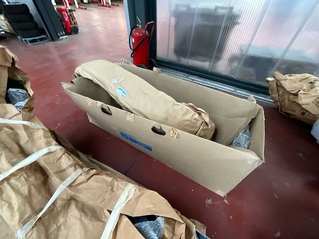 Partij originele carrosserieonderdelen - afbeelding 2 van  7