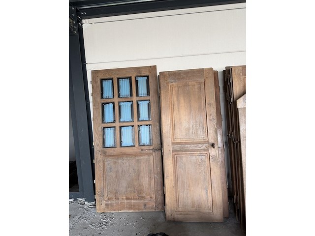 Partij oude deuren en toebehoren - afbeelding 1 van  4