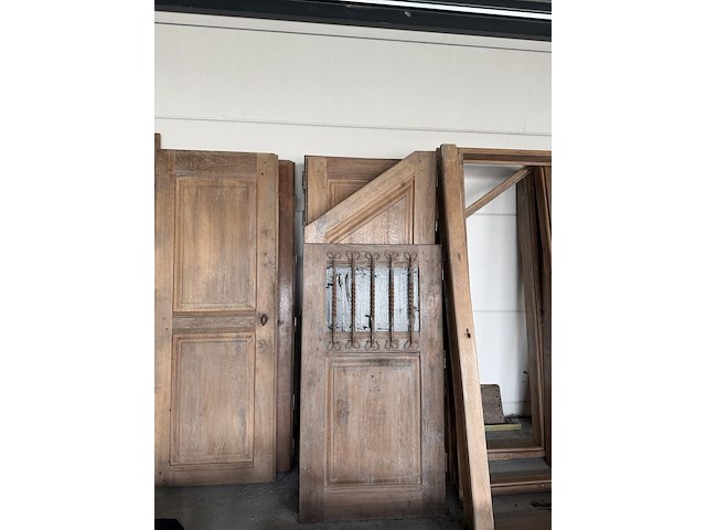 Partij oude deuren en toebehoren - afbeelding 2 van  4