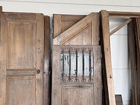 Partij oude deuren en toebehoren - afbeelding 2 van  4
