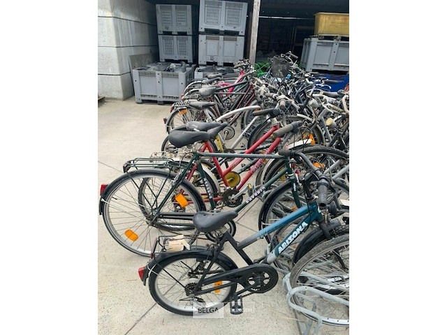 Partij oude fietsen - afbeelding 1 van  4