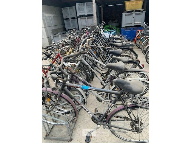 Partij oude fietsen - afbeelding 2 van  4