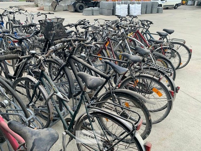 Partij oude fietsen - afbeelding 3 van  4