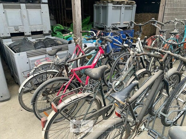 Partij oude fietsen - afbeelding 4 van  4