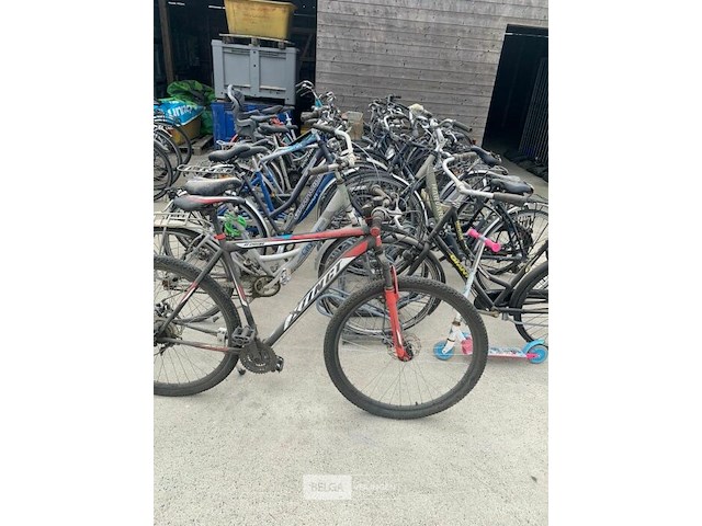 Partij oude fietsen - afbeelding 1 van  3