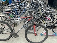 Partij oude fietsen