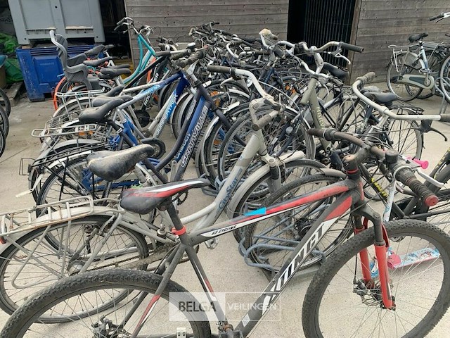 Partij oude fietsen - afbeelding 3 van  3