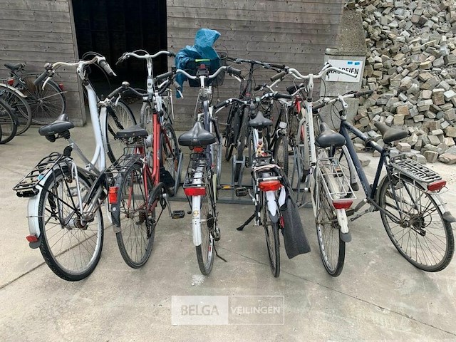Partij oude fietsen - afbeelding 1 van  2