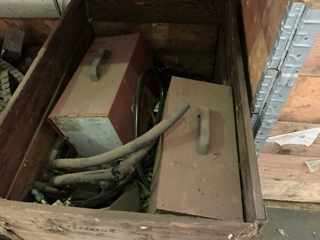 Partij oude machineonderdelen en 2 oude lasmachines - afbeelding 2 van  3