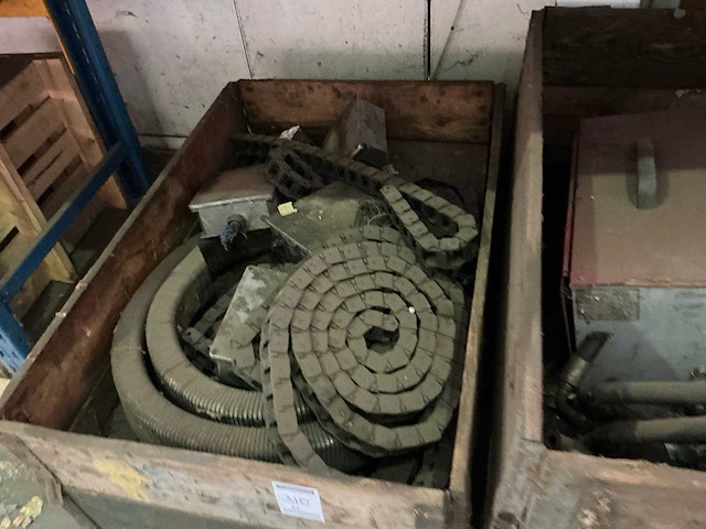 Partij oude machineonderdelen en 2 oude lasmachines - afbeelding 3 van  3