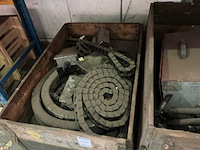 Partij oude machineonderdelen en 2 oude lasmachines - afbeelding 3 van  3