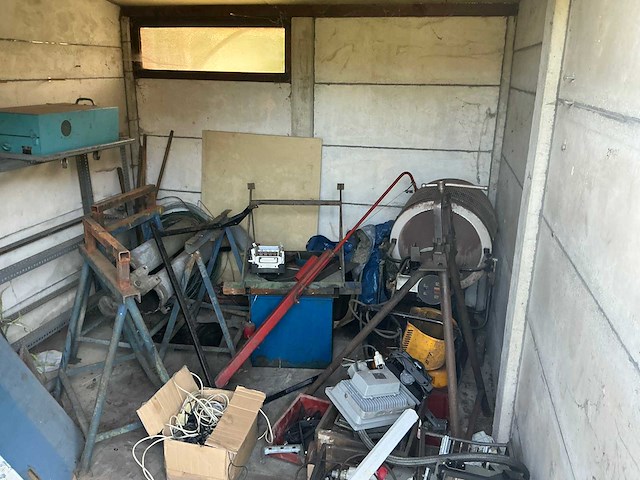 Partij oude machines (berging 3) - afbeelding 1 van  4