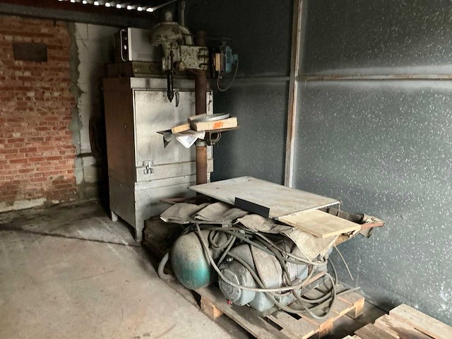 Partij oude machines dienend als schroot - afbeelding 1 van  6