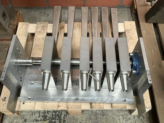 Partij oude machines en onderdelen - afbeelding 2 van  7