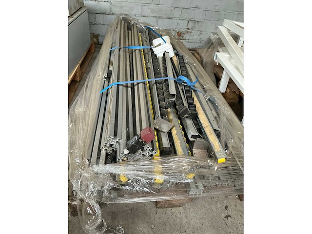 Partij oude machines en onderdelen - afbeelding 7 van  7