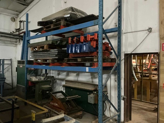 Partij oude metalen en machines - afbeelding 1 van  8