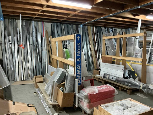 Partij oude reclameborden, alu profielen en diversen - afbeelding 1 van  18