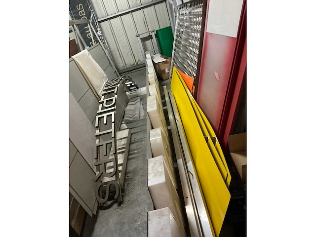 Partij oude reclameborden, alu profielen en diversen - afbeelding 16 van  18