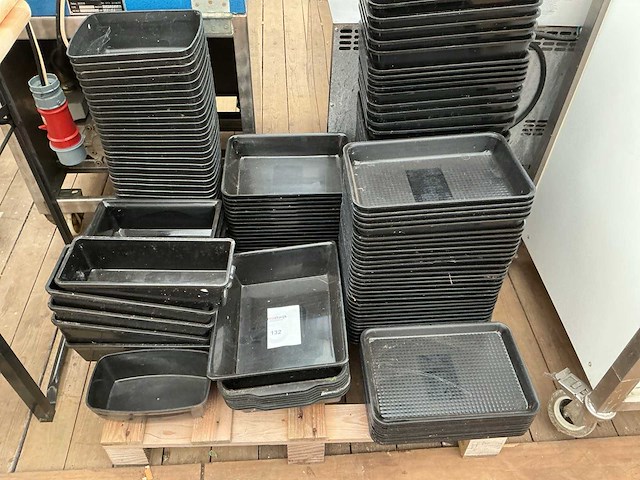 Partij oven bakplaatjes en bakken - afbeelding 1 van  2