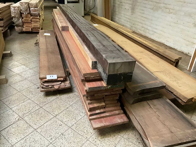 Partij padouk hout (circa 16 m2) + 2 balken - afbeelding 1 van  5